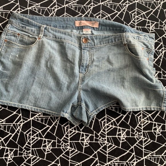 Shorts - Picture 1 of 2